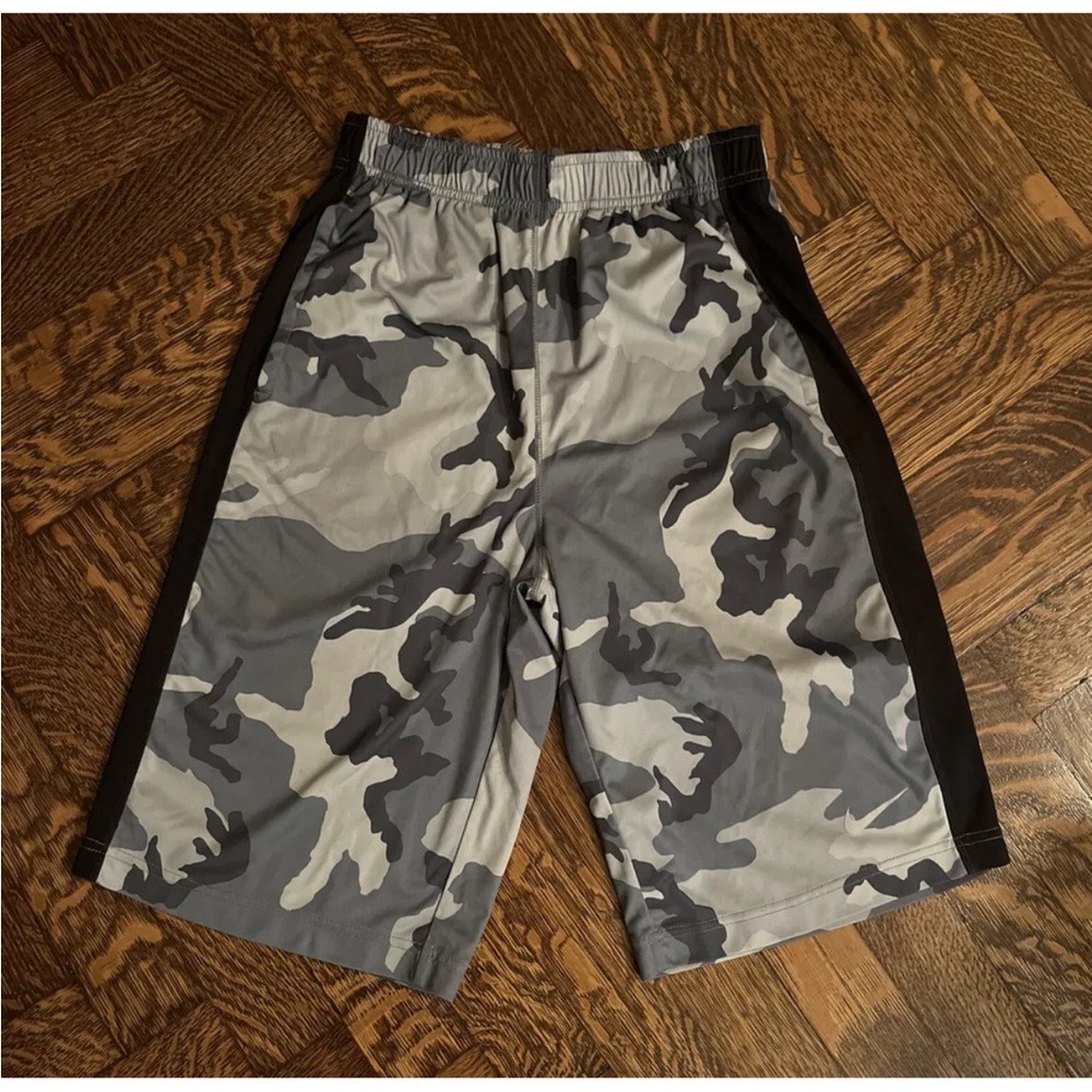 NIKE BOYS DRI FIT GRAY CAMO SHORTS SIZE XL